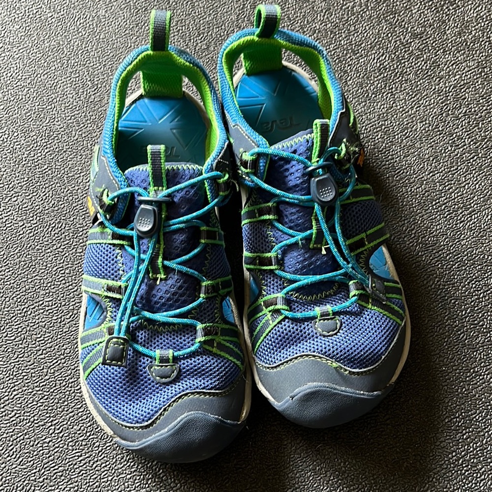Teva sandals size 4